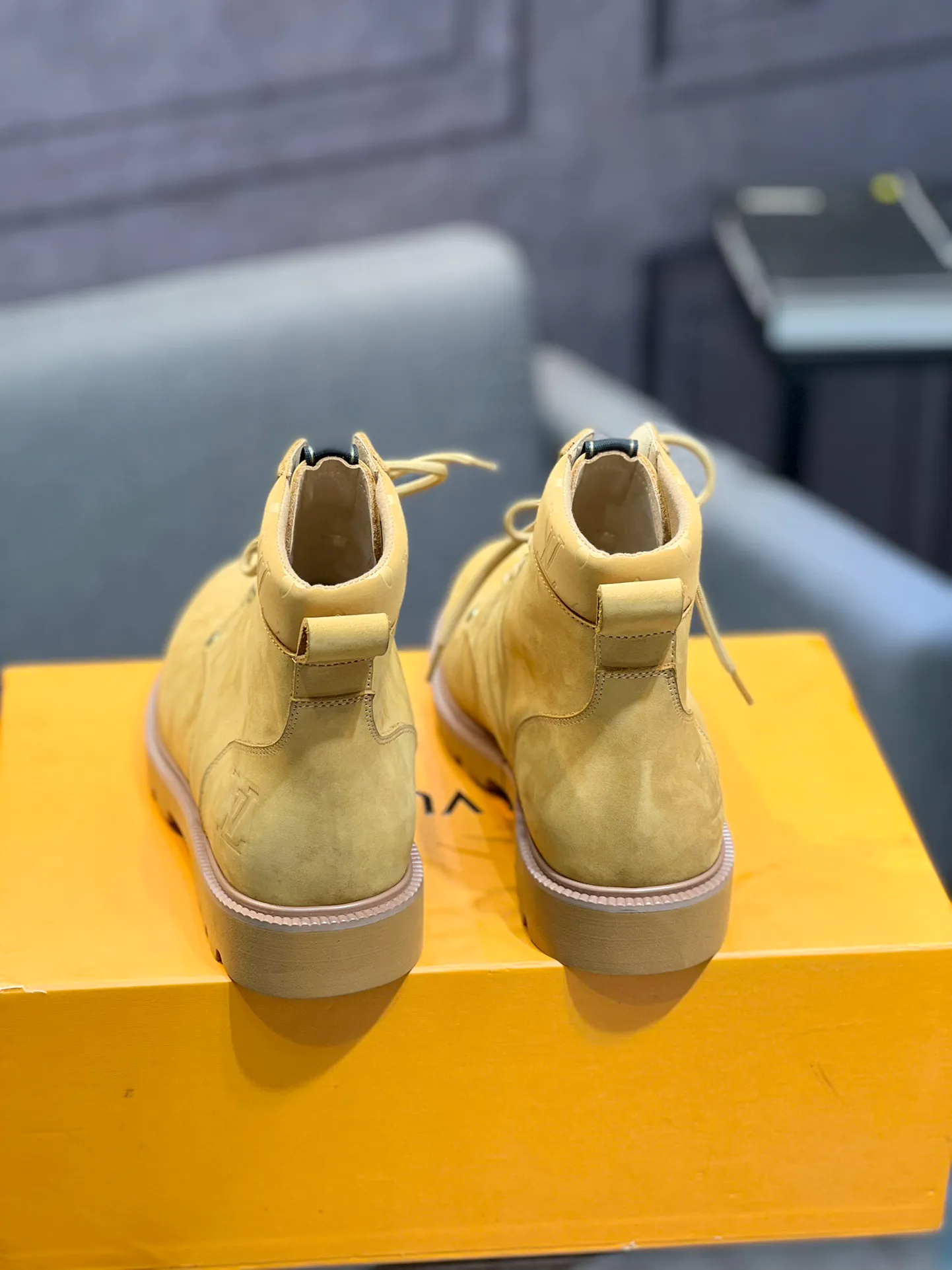 Men's shoes 💰900 L Home - the latest LV men's business casual boots, luxury and nobility are a must, all made of imported original first-layer cowhide, just to create a more comfortable wearing experience, ➕top imported water-dyed full cow lining, original high wear-resistant outsole! 👏👏 Size: Male 39-44; (38 45 46 customized)